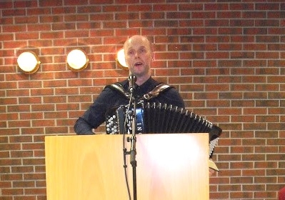Endre Østerhus sang til eget trekkspillakkompagnement.