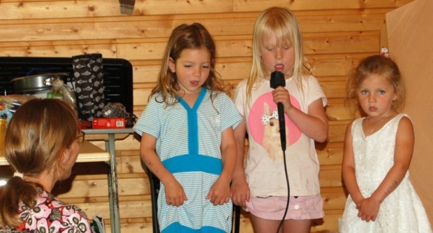 Ein barnetrio deltok på Fagertundagen. Mikrofonen gjekk frå den eine til den andre, og jentene gjorde nok eit sterkt inntrykk på oss alle.