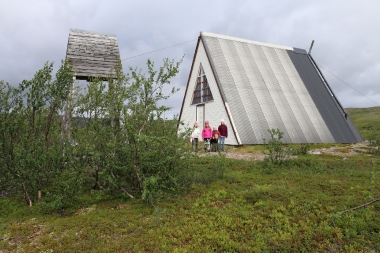 Barn utenfor Ifjordfjellet kapell den søndagen jubileet ble feiret. Foto: Nils Borge Teigen