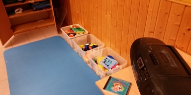 Her er leker, gymmatte og Barne-CD. I rommet finnes også ulike spill og materiell for barna på Torsdagsklubben og Språkkaféen.
