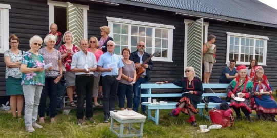 Fra sommerstevnet 2019. Turgruppe fra Møre gjestet stevnet og gledet tilhørerne med sang.