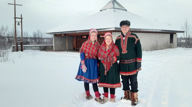 Etter gudstjenesten på Láhpoluoppal søndag 21.nov. Inger Anne og Bjarne Gustad med datteren Márjá Ristiinná.