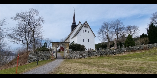 Tingvoll kyrkje, også kalla Nordmørsdomen.