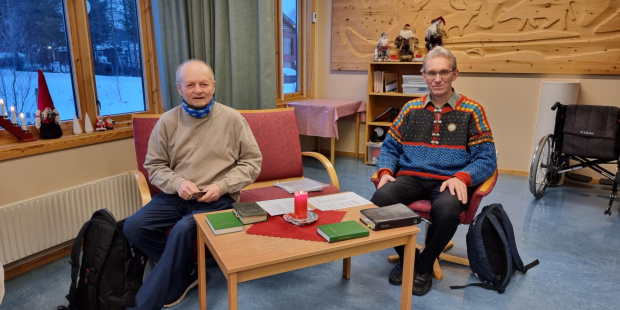 Klemet og Øyvind på besøk ved Karasjok dagsenter. Foto: Betjeningen