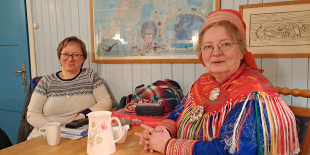 Anne Marie Siri (t.v.) og Inger Anna Gaup Gustad, misjonssekretær i Norges Samemisjon (t.h.), ved kaffebordet på Šuoššjávri fjellstue nyttårsdagen 2023.