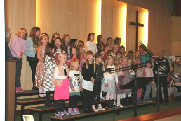 Vårsol barneforening synger på vårbasaren på Skodje.