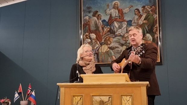 Frykt ei, jeg er med deg - sang ekteparet Gustad på samisk og norsk.